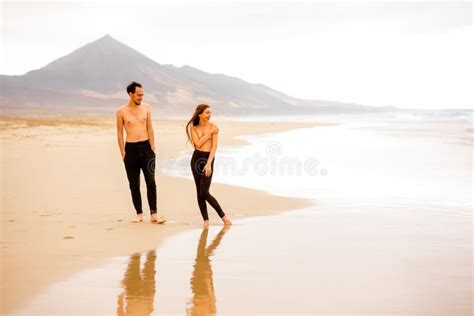 paare nackt am strand|Paar liegt nackt am Strand